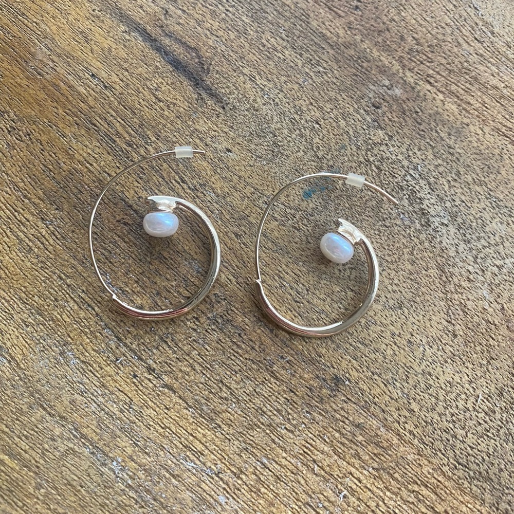 Pearl swirl hoop earring